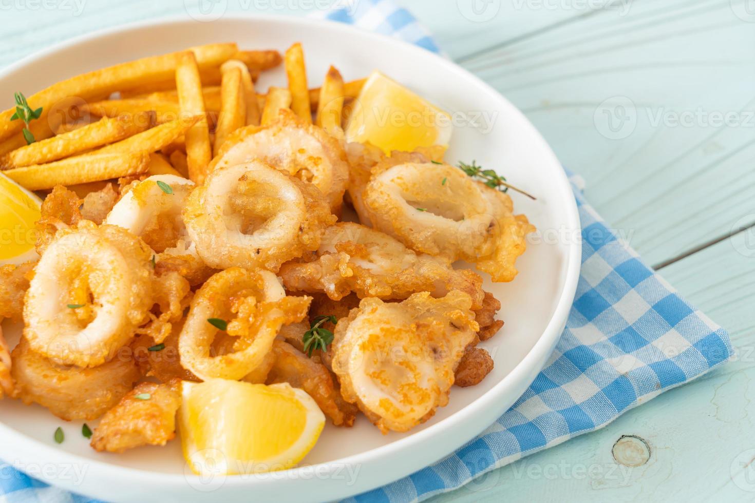 plato de calamares y patatas fritas foto