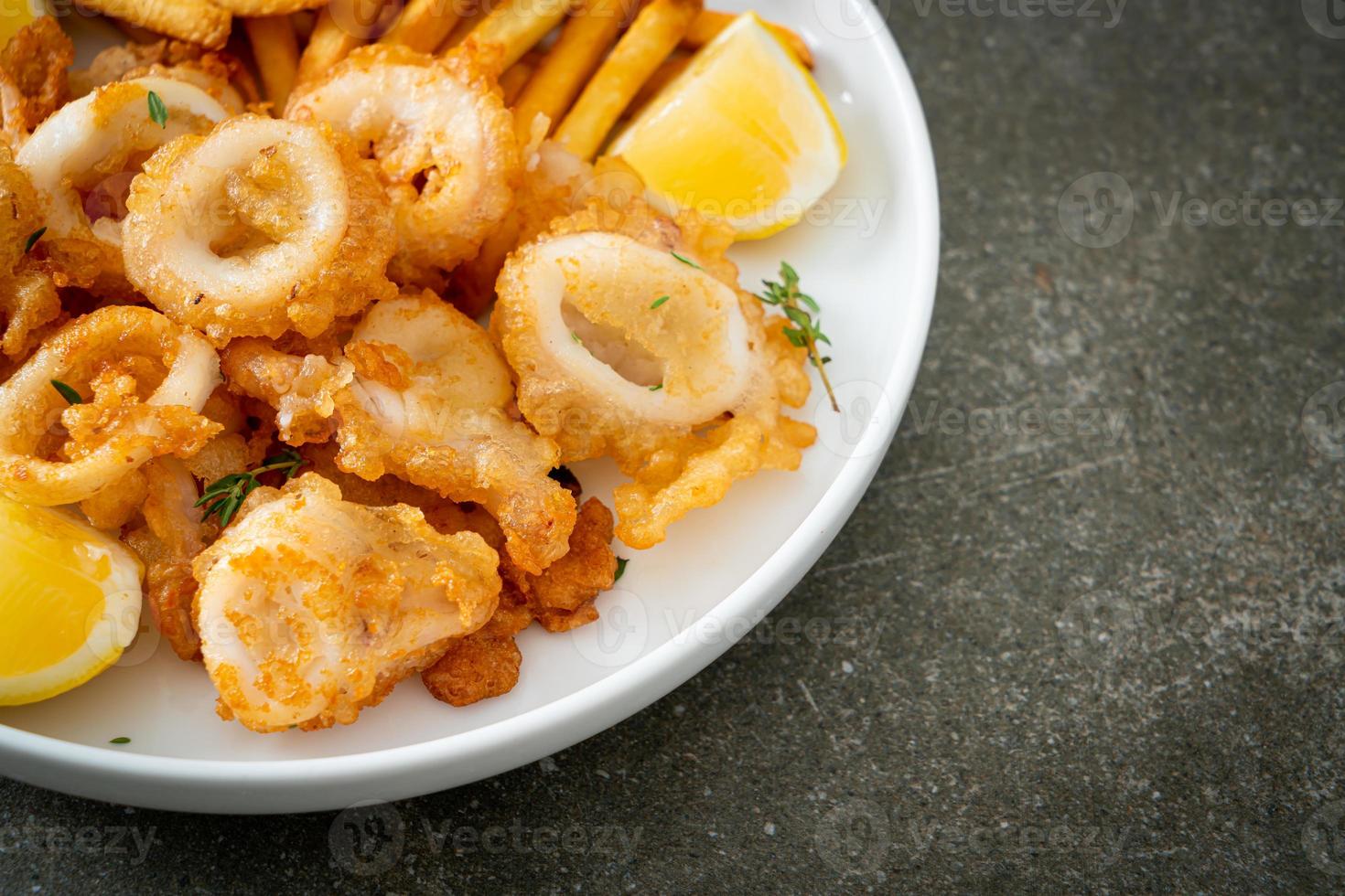 plato de calamares y patatas fritas foto