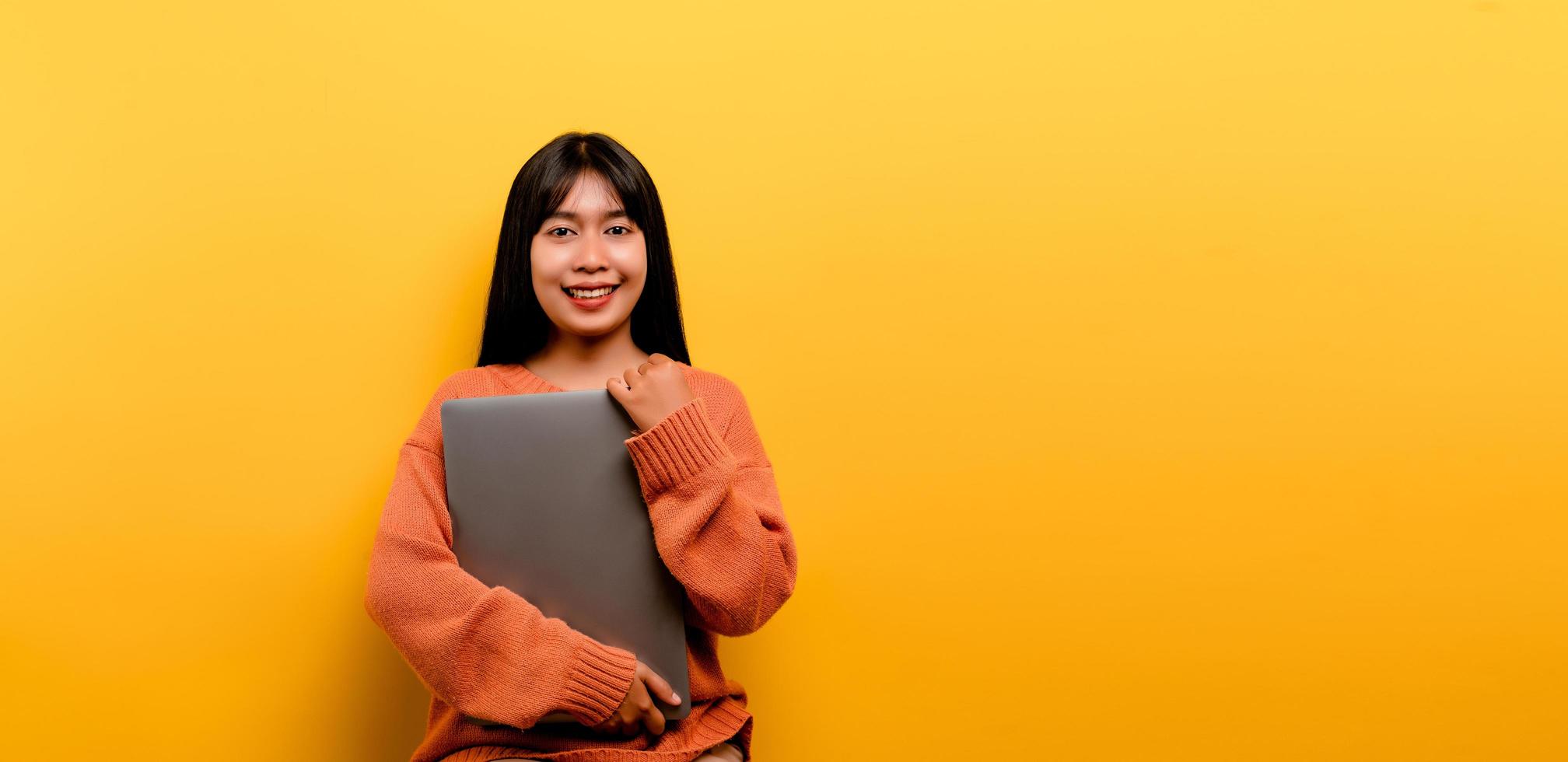 mujer asiática y computadora portátil y están felices de trabajar foto