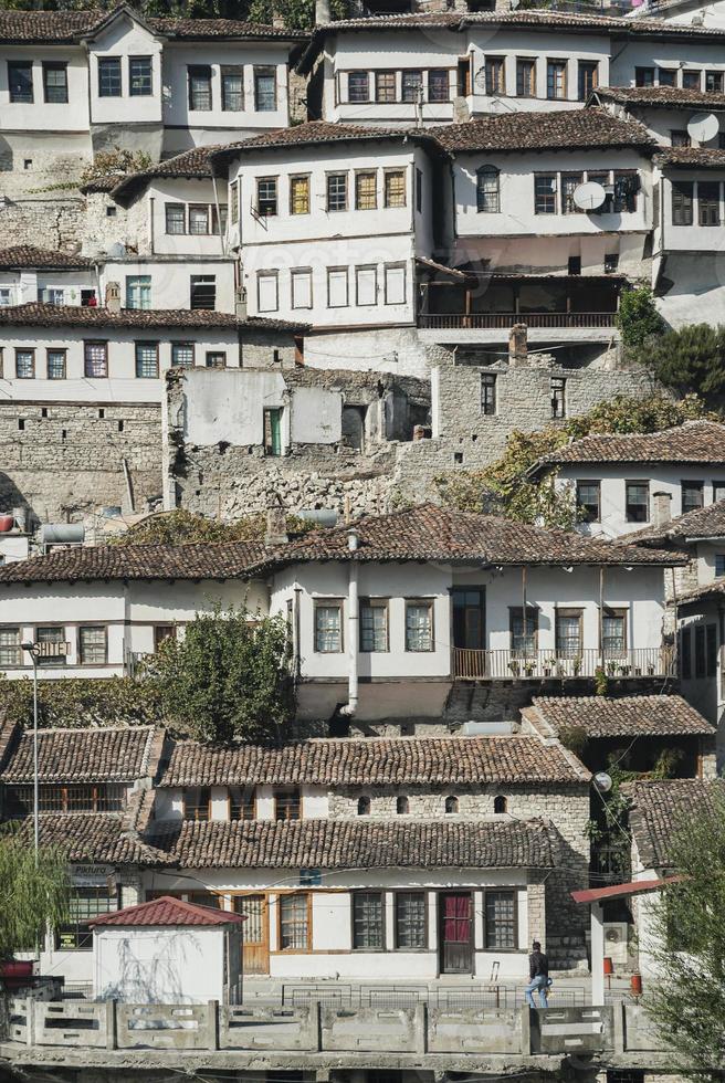 Casas tradicionales de los Balcanes en el casco histórico de Berat Albania foto