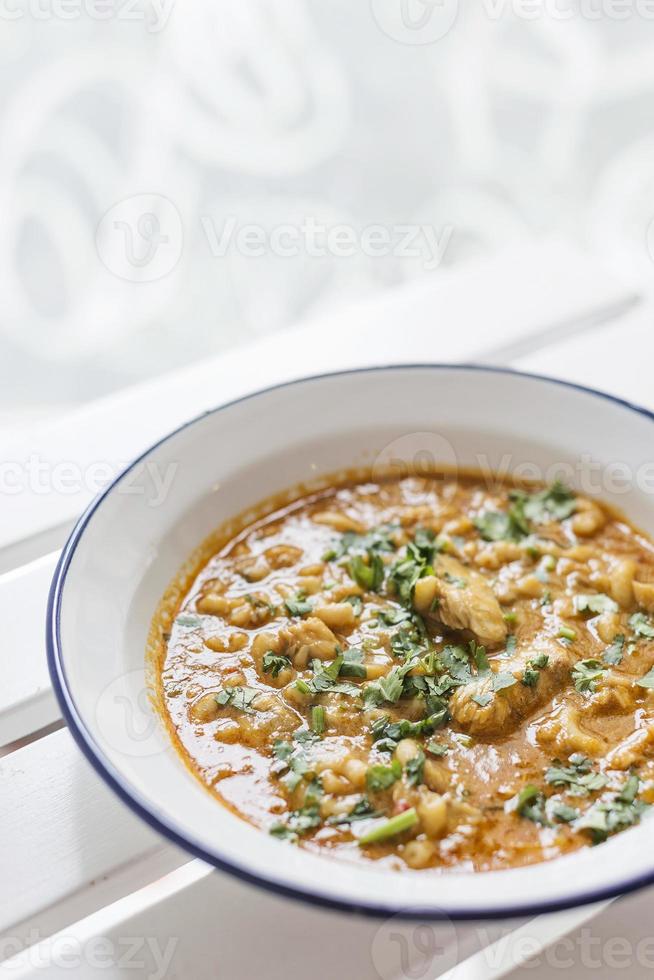 cremosa sopa picante de pescado y marisco con hierbas de cilantro foto