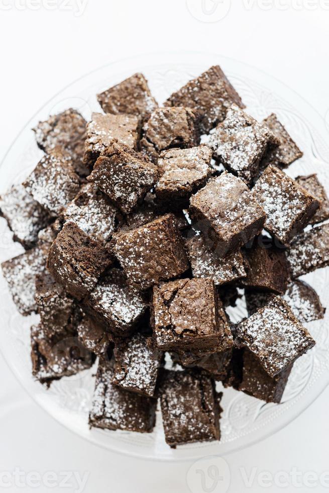 Tortas tradicionales de brownie de chocolate dulce en bandeja para servir en la mesa foto