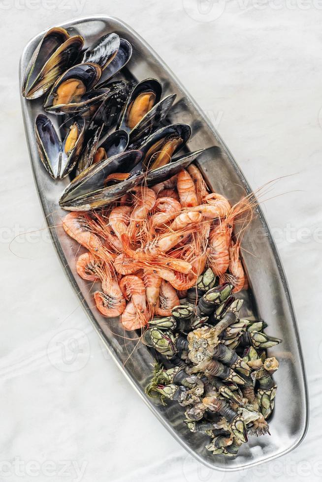 Selección de mariscos frescos portugueses mixtos gourmet plato de comida en la mesa foto