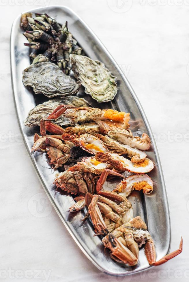 Selección de mariscos frescos portugueses mixtos gourmet plato de comida en la mesa foto