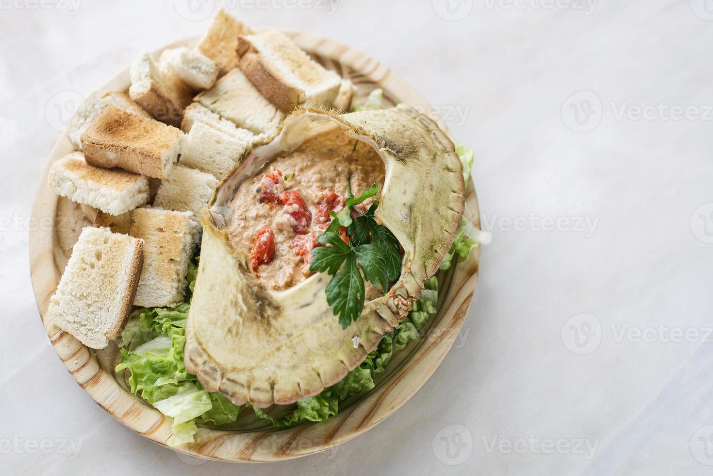 Mousse de crema de marisco de cangrejo fresco portugués con bocadillo de tapas tostadas foto