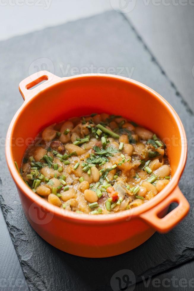 Feijoada de marisco portuguesa plato de tapas de guiso tradicional de frijoles y mariscos foto