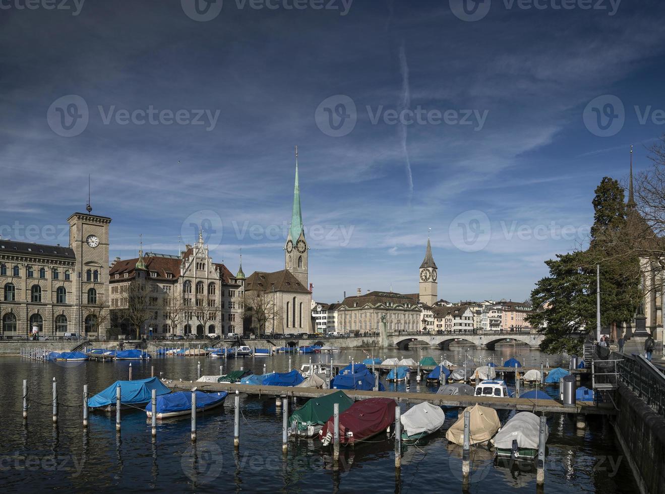 El centro de la ciudad de Zurich, el casco antiguo y la vista histórica del río Limmat en Suiza foto