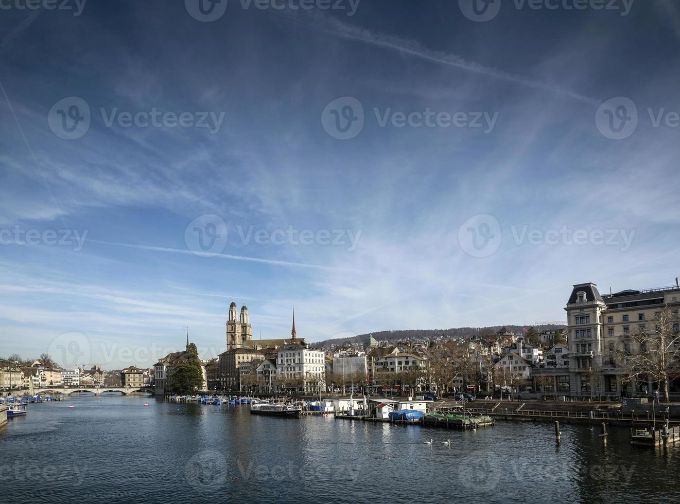 El centro de la ciudad de Zurich, el casco antiguo y la vista histórica del río Limmat en Suiza foto