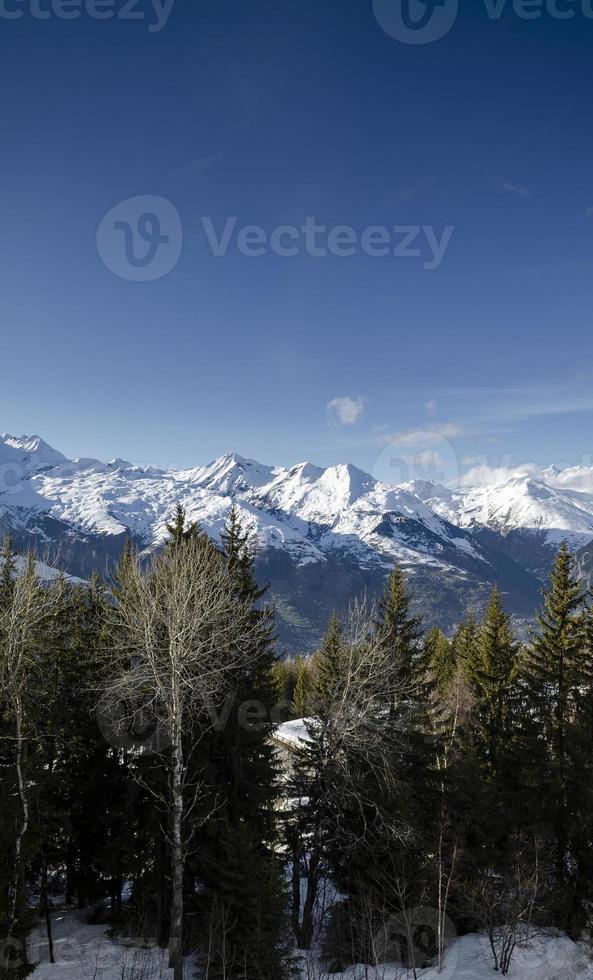 Soleado paisaje de los Alpes franceses y montañas nevadas con vistas a la estación de esquí de Les Arcs, cerca de Bourg Saint Maurice, Francia foto