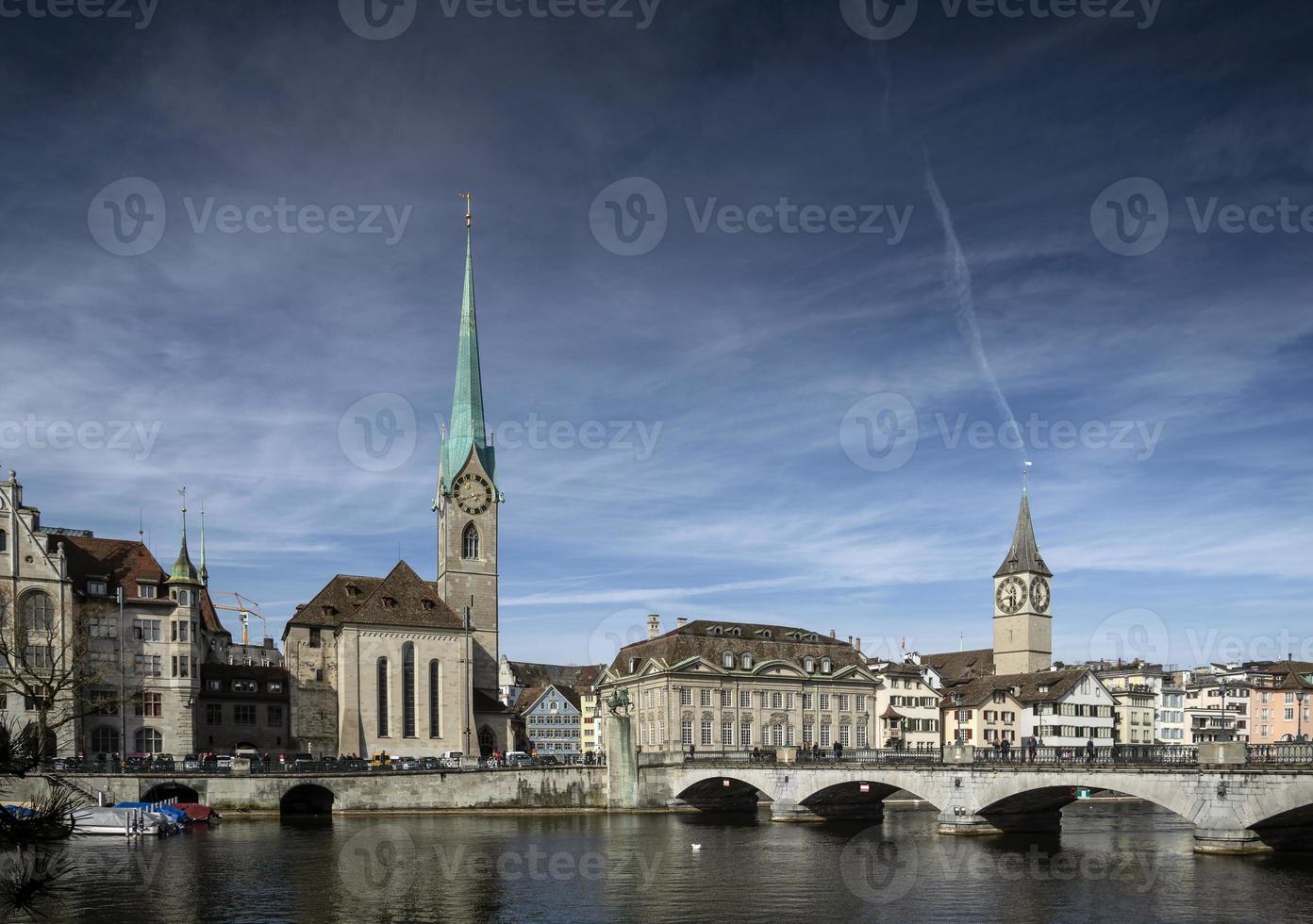 El centro de la ciudad de Zurich, el casco antiguo y la vista histórica del río Limmat en Suiza foto