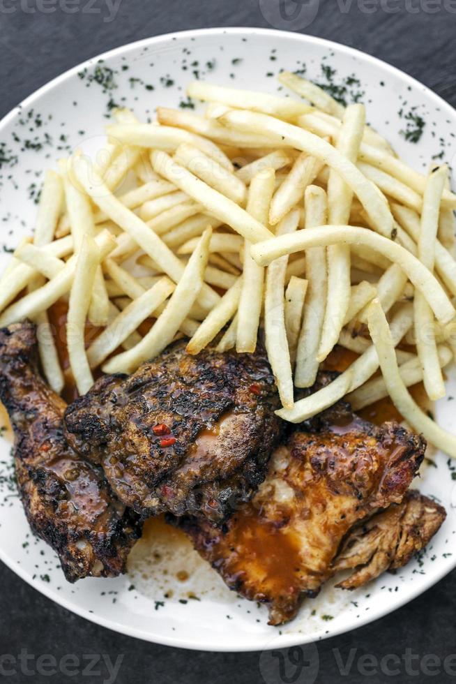 Portugués famoso piri piri picante pollo a la barbacoa con papas fritas foto