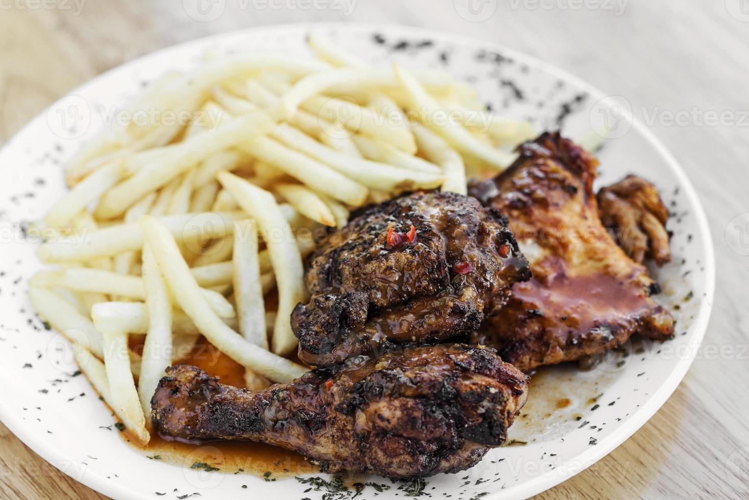 Portugués famoso piri piri picante pollo a la barbacoa con papas fritas foto