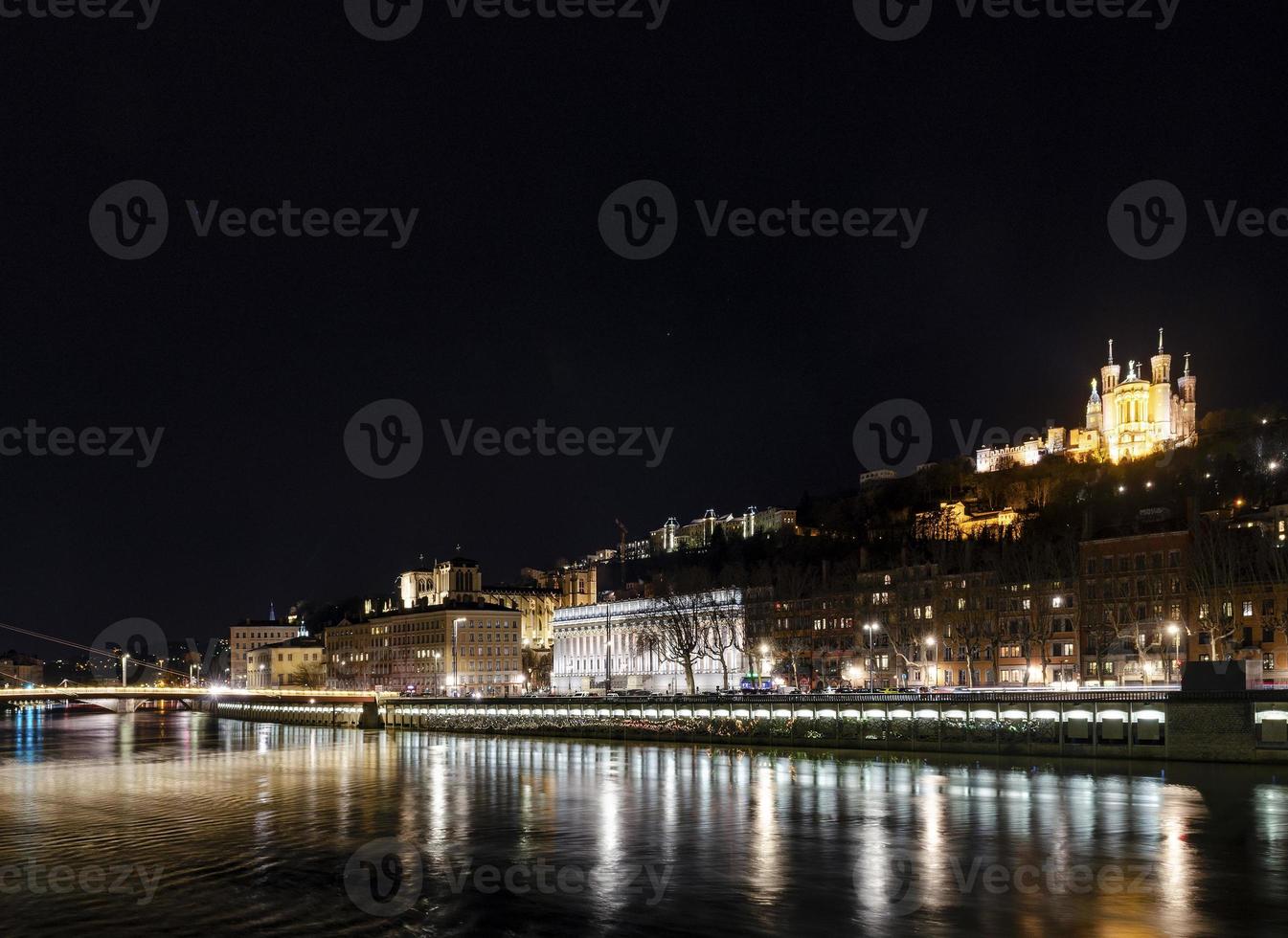 Casco antiguo central de la ciudad de Lyon y vista lateral del río Ródano por la noche en Francia foto