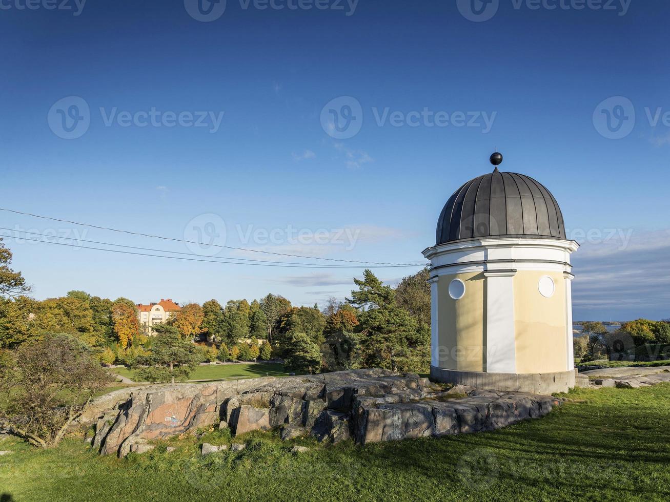 Parque urbano de la ciudad de Kaivopuisto en Helsinki, Finlandia en día soleado foto