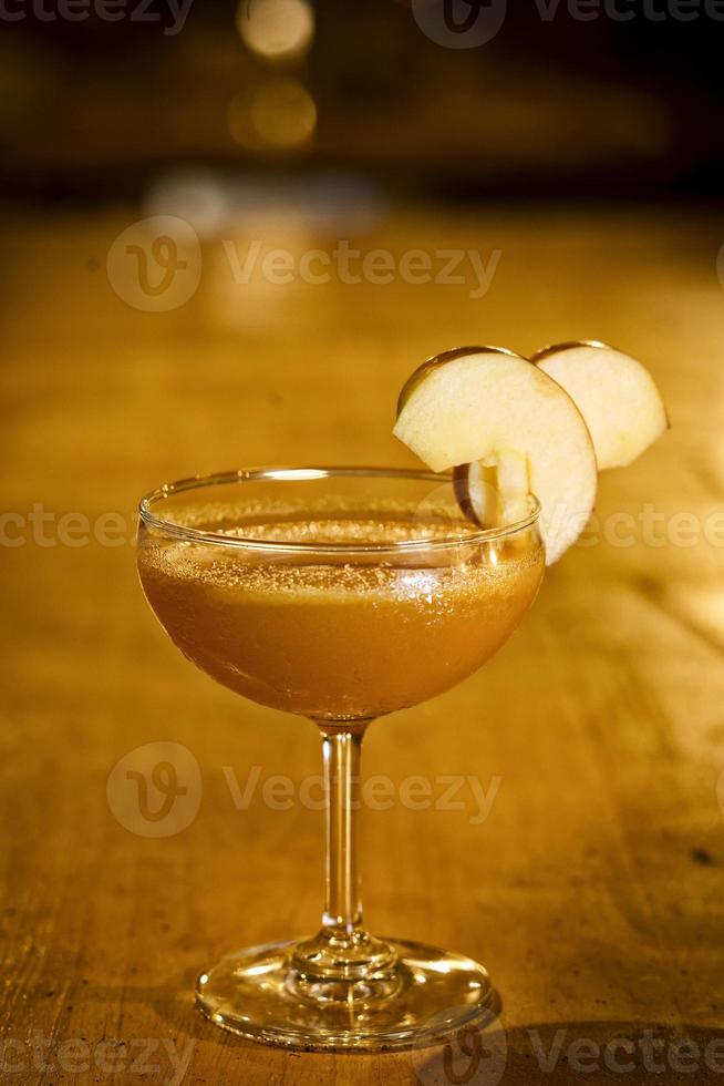 Cóctel de margarita de manzana en el bar moderno foto