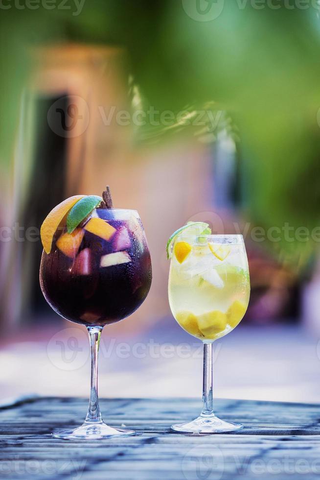 Bebidas de cóctel de sangría de vino tinto y blanco en la mesa exterior foto