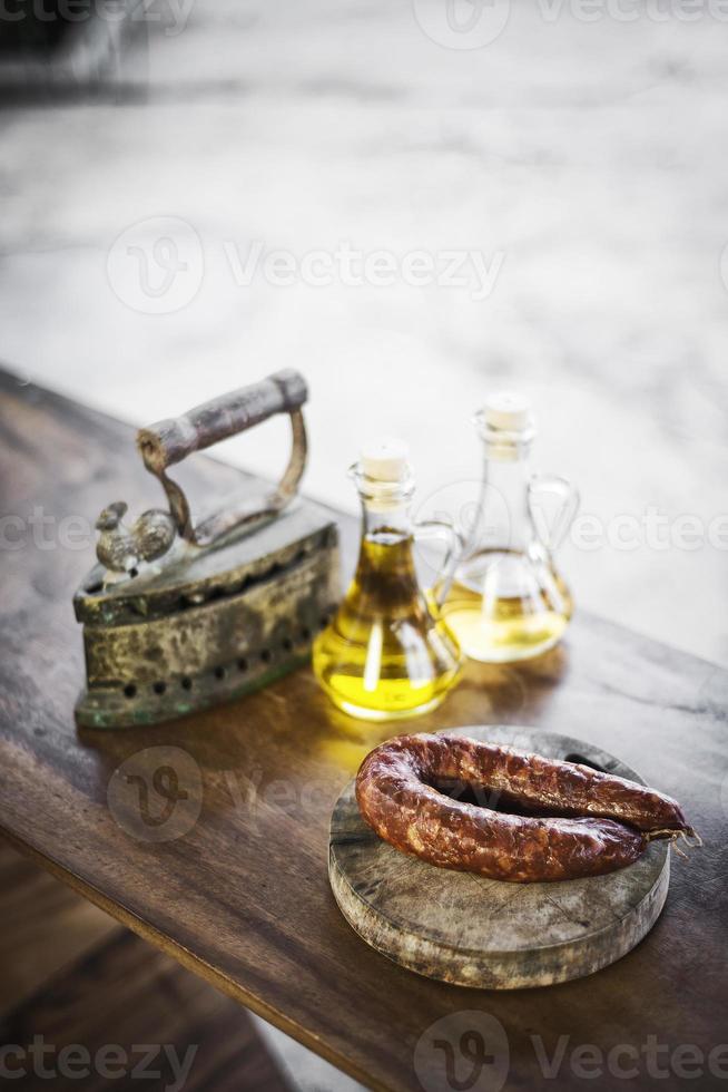 Chorizo español portugués tradicional salchicha de cerdo ahumada tradicional rústica foto