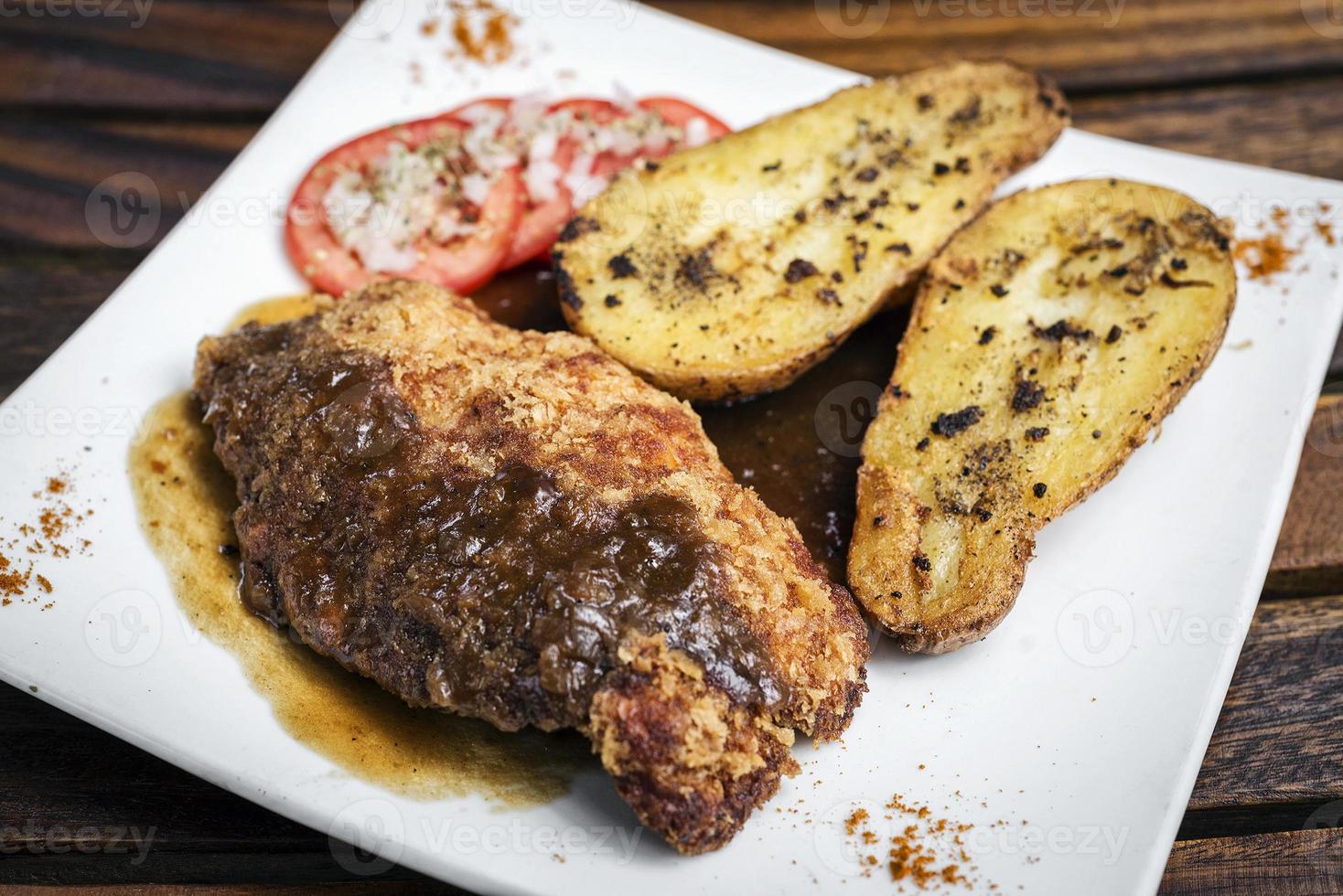 Escalope de pollo con patatas y salsa comida sencilla foto