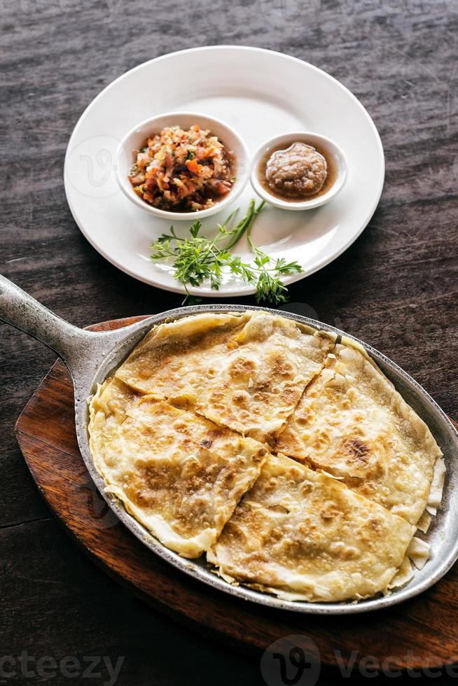 quesadilla de tortilla de queso mexicano con salsa y salsa de chile foto