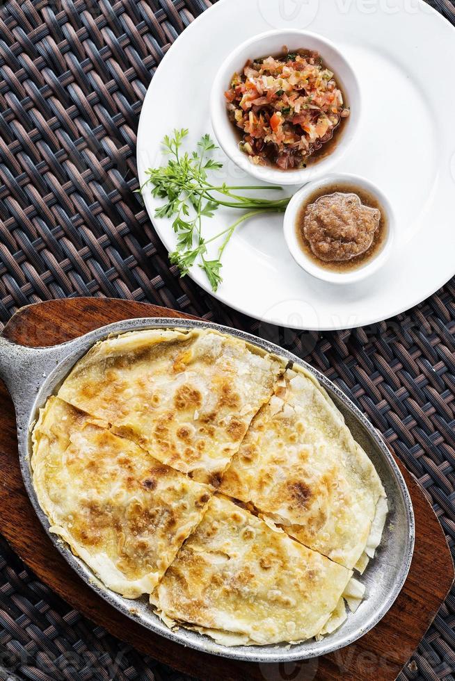 quesadilla de tortilla de queso mexicano con salsa y salsa de chile foto