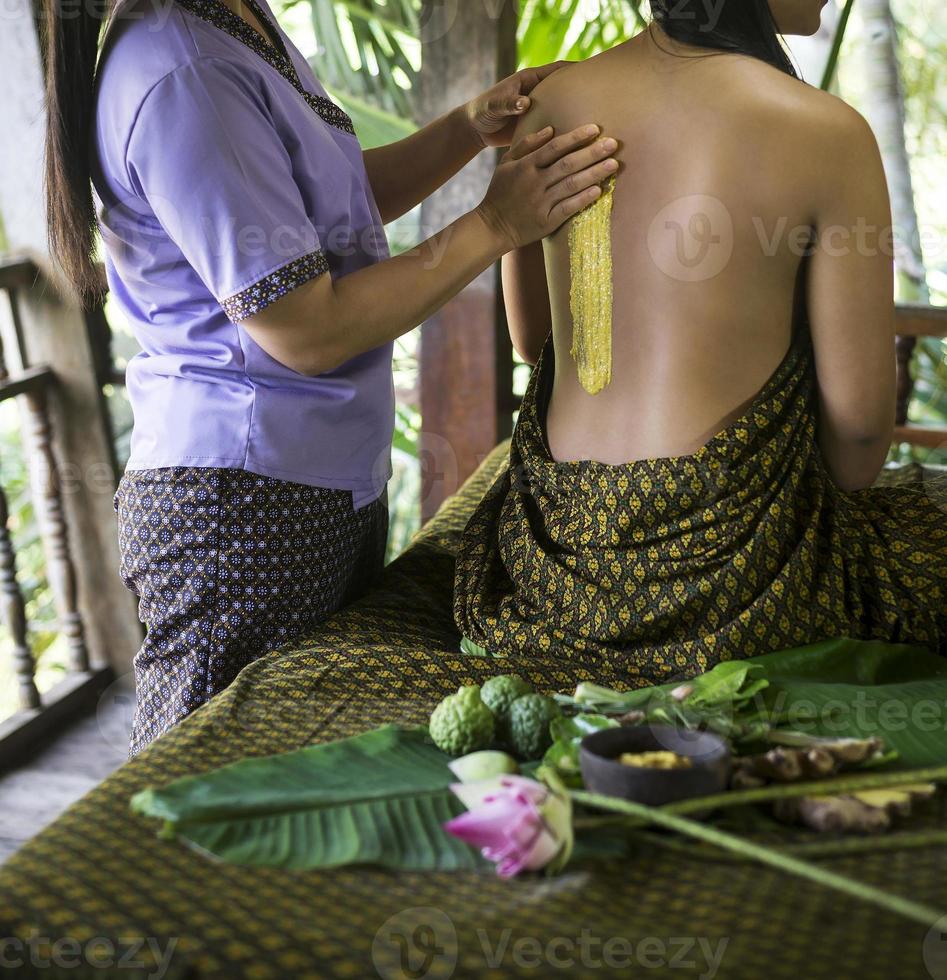 Detalle de tratamiento de spa de exfoliación de piel de cúrcuma tailandesa tradicional asiática foto