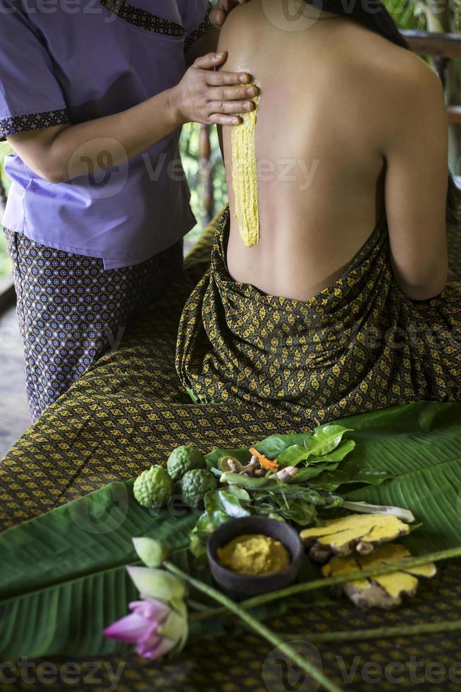 Detalle de tratamiento de spa de exfoliación de piel de cúrcuma tailandesa tradicional asiática foto