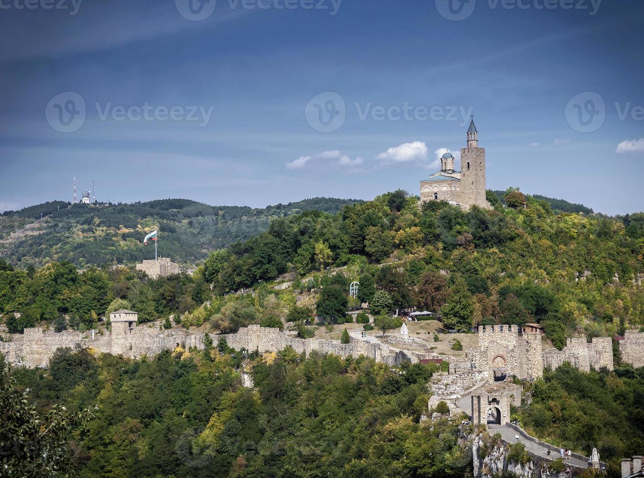 Castillo de tsarevets fortaleza famosa vista en Veliko Tarnovo Bulgaria foto