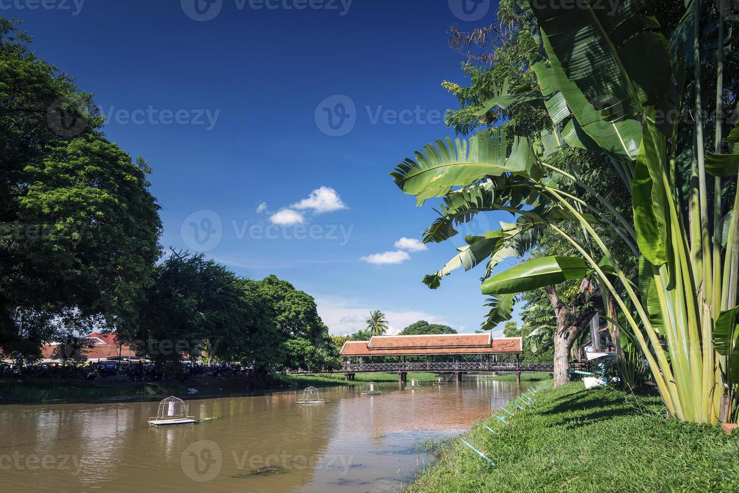 Río en el centro de Siem Reap, la zona turística de la ciudad vieja en Camboya, cerca de Angkor Wat. foto