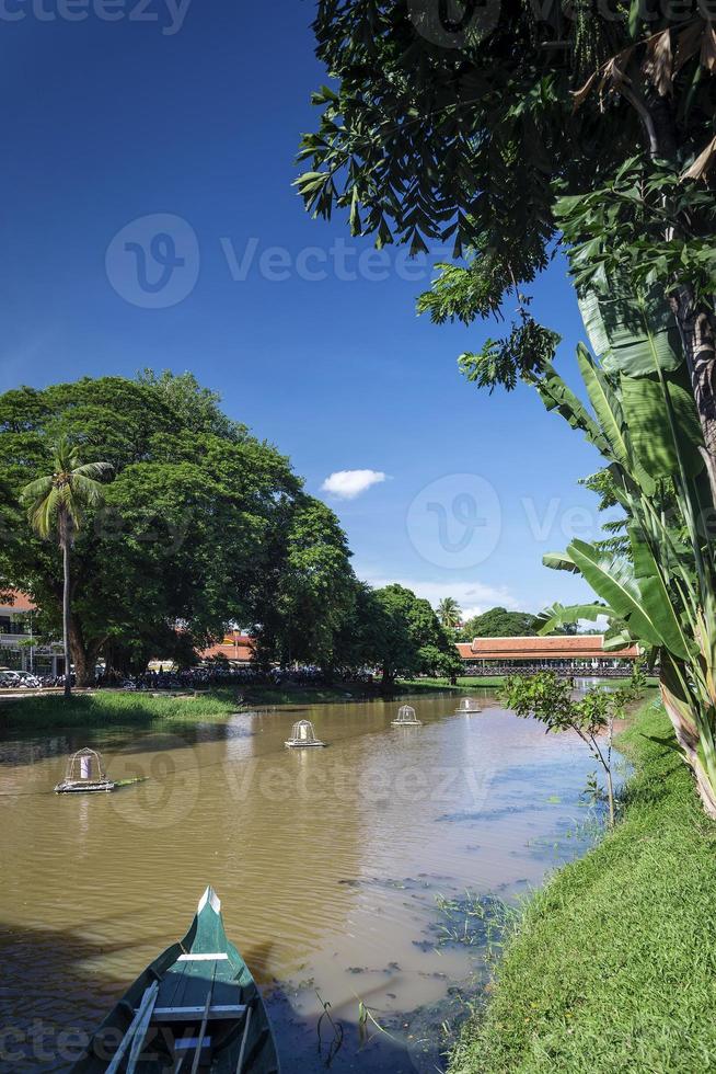 Río en el centro de Siem Reap, la zona turística de la ciudad vieja en Camboya, cerca de Angkor Wat. foto