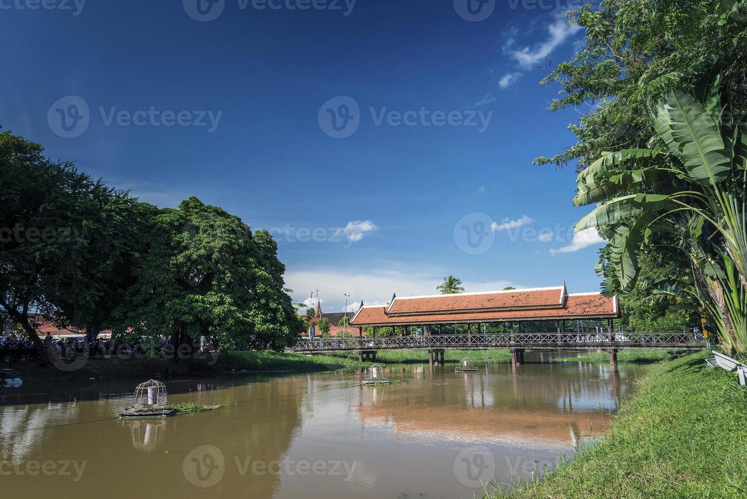 Río en el centro de Siem Reap, la zona turística de la ciudad vieja en Camboya, cerca de Angkor Wat. foto