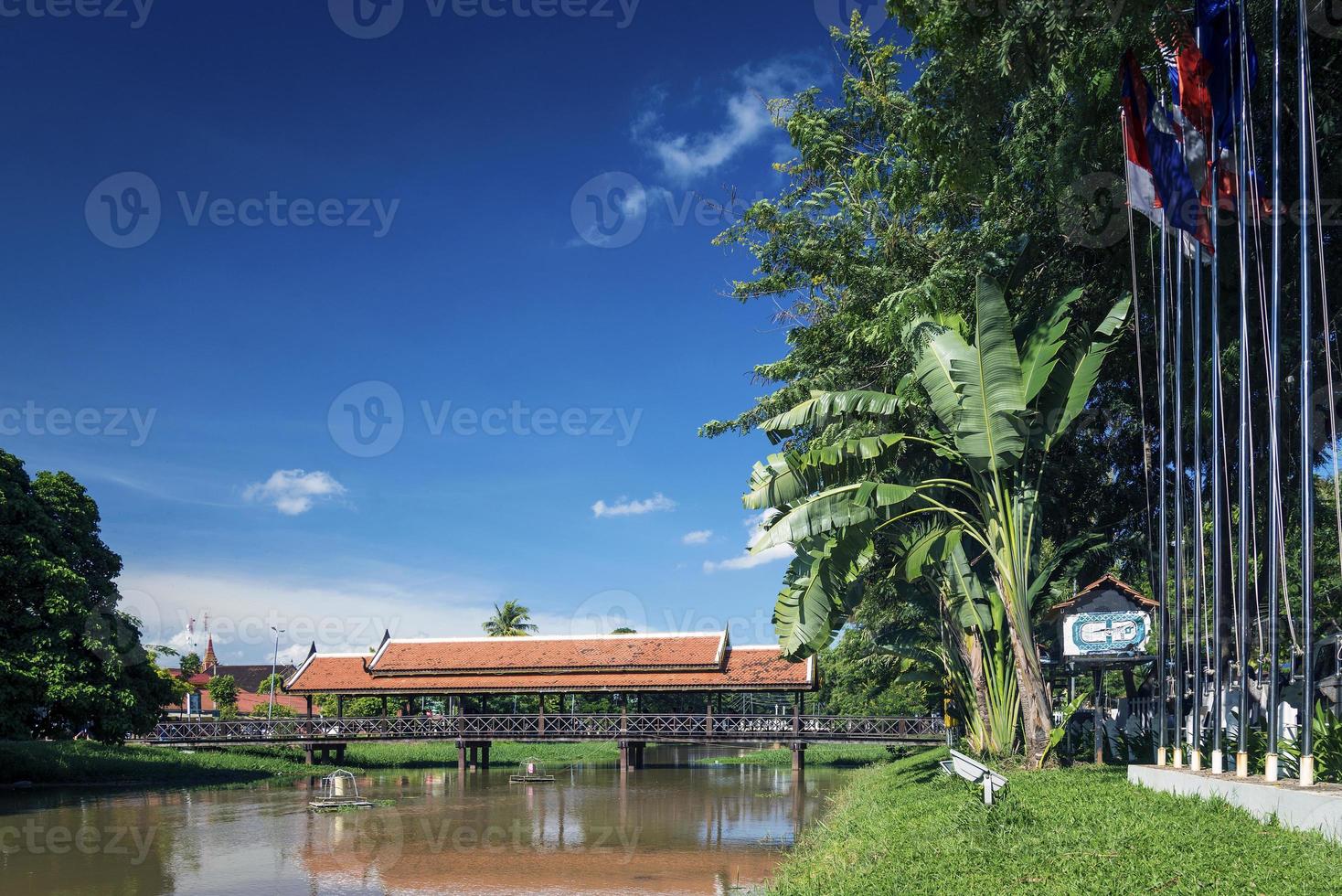 Río en el centro de Siem Reap, la zona turística de la ciudad vieja en Camboya, cerca de Angkor Wat. foto