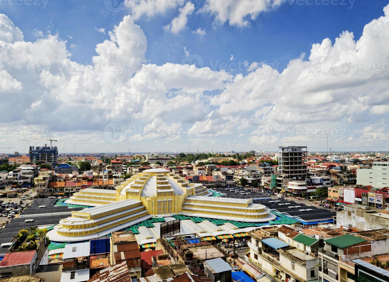Vista del mercado central famoso monumento urbano en la ciudad de Phnom Penh, Camboya foto