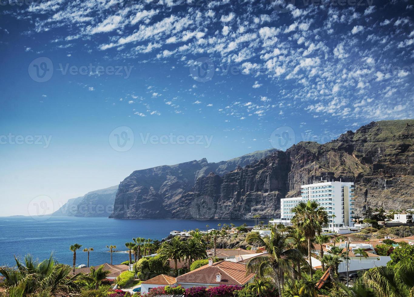 Los acantilados de los gigantes, hito natural y complejos turísticos en la isla de Tenerife Sur España foto