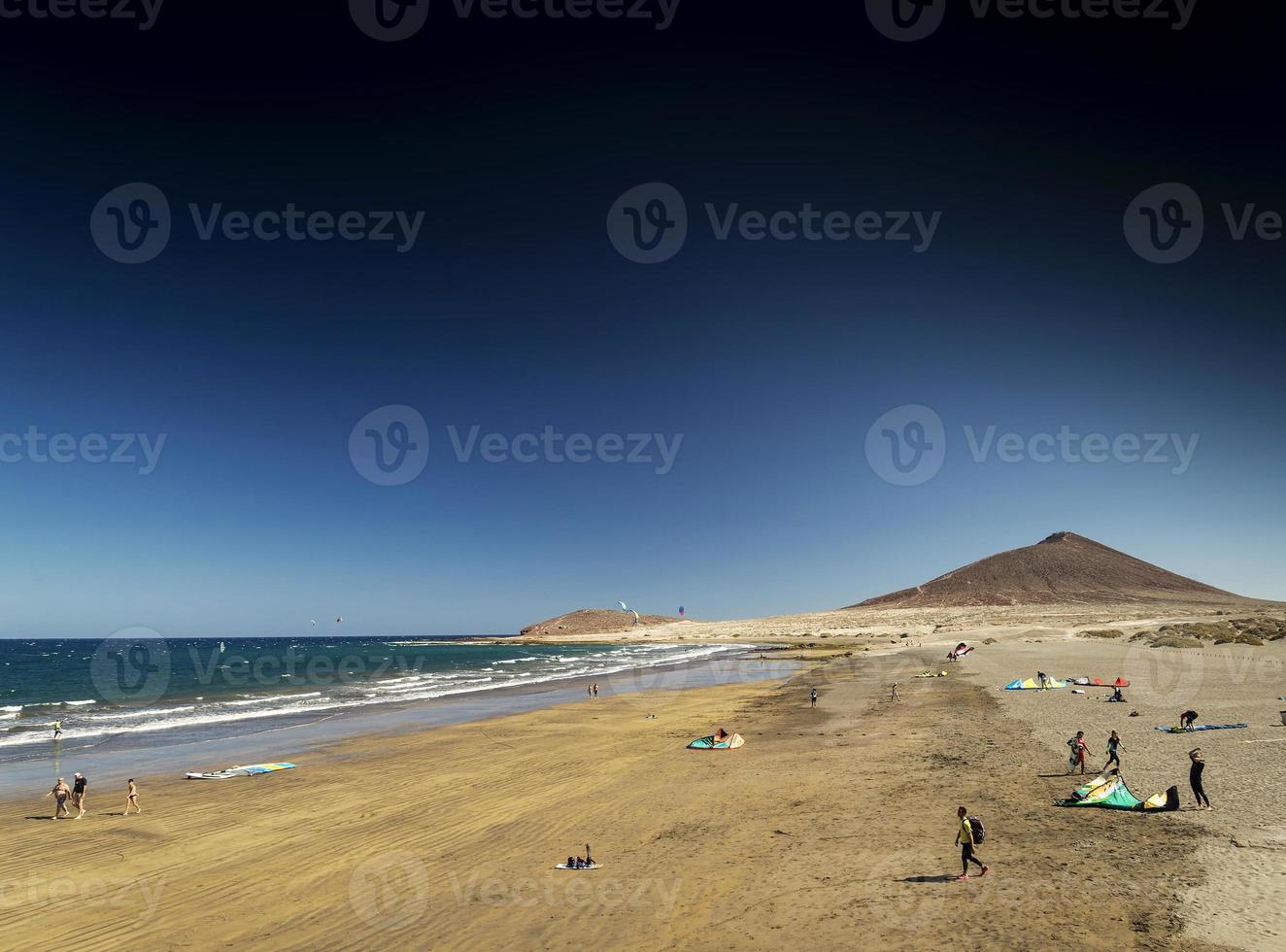 La playa turística de El Médano y el famoso paisaje de Montana Roja en Tenerife España foto