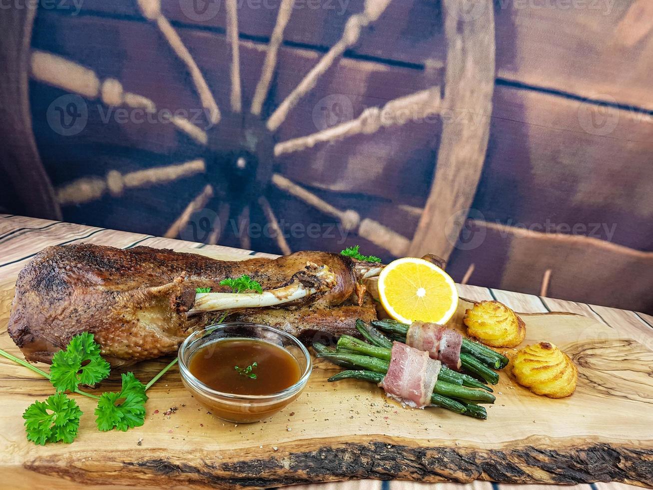 ganso asado con frijoles y patatas duquesa foto