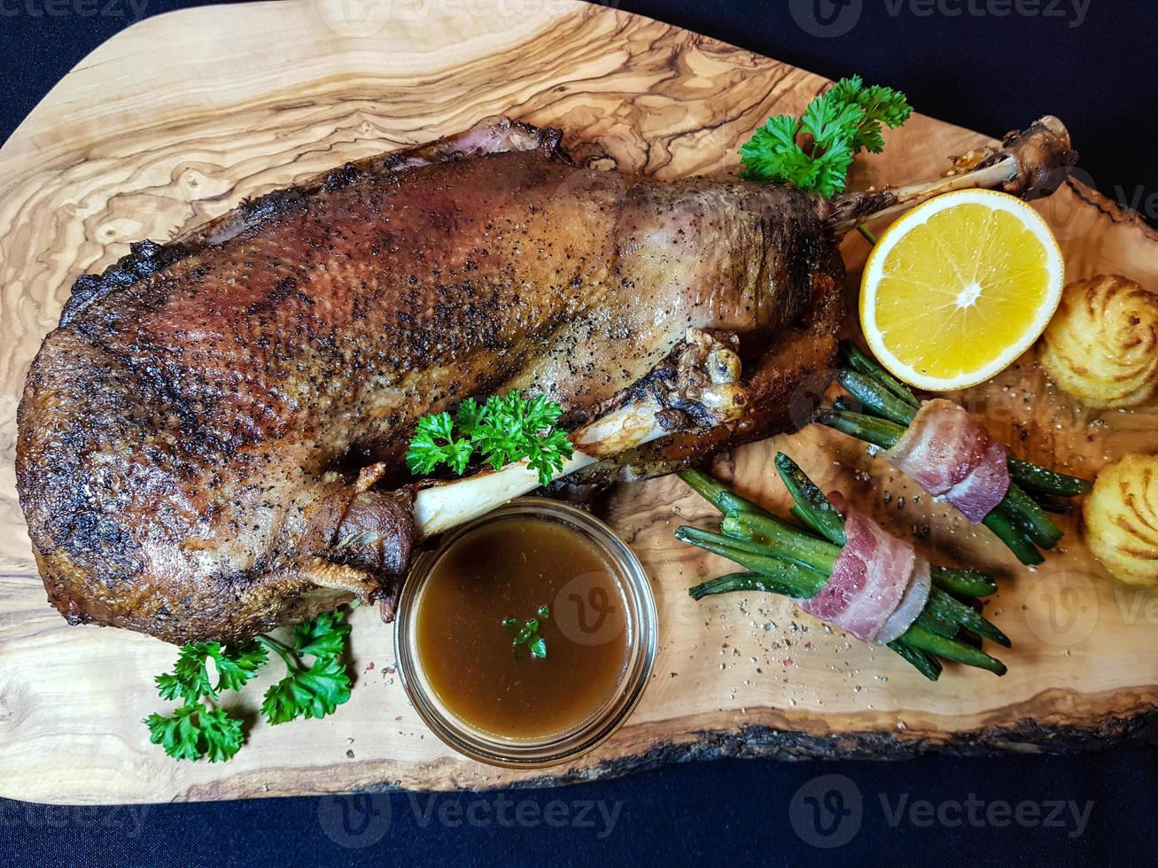 ganso asado con frijoles y patatas duquesa foto