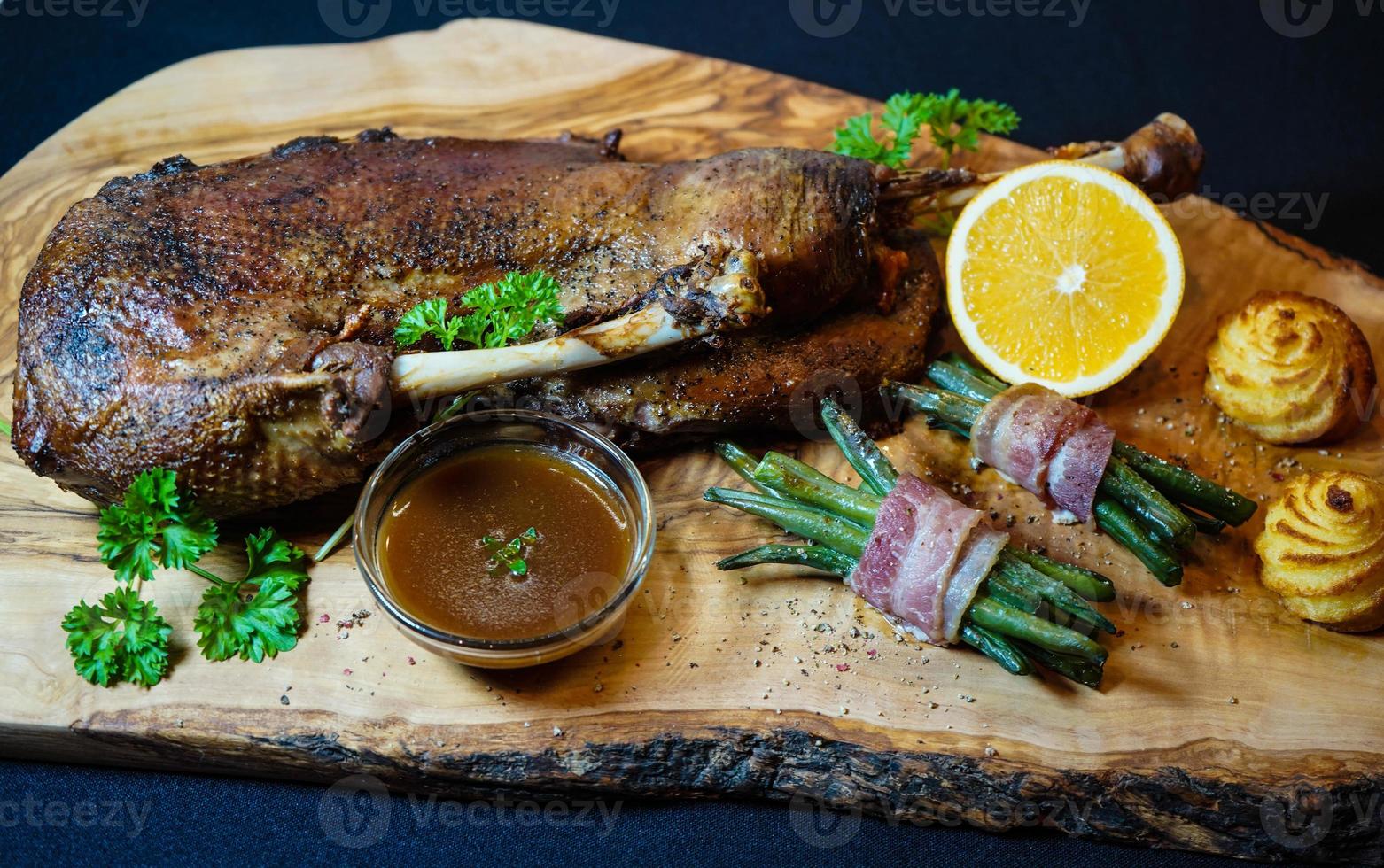 ganso asado con frijoles y patatas duquesa foto