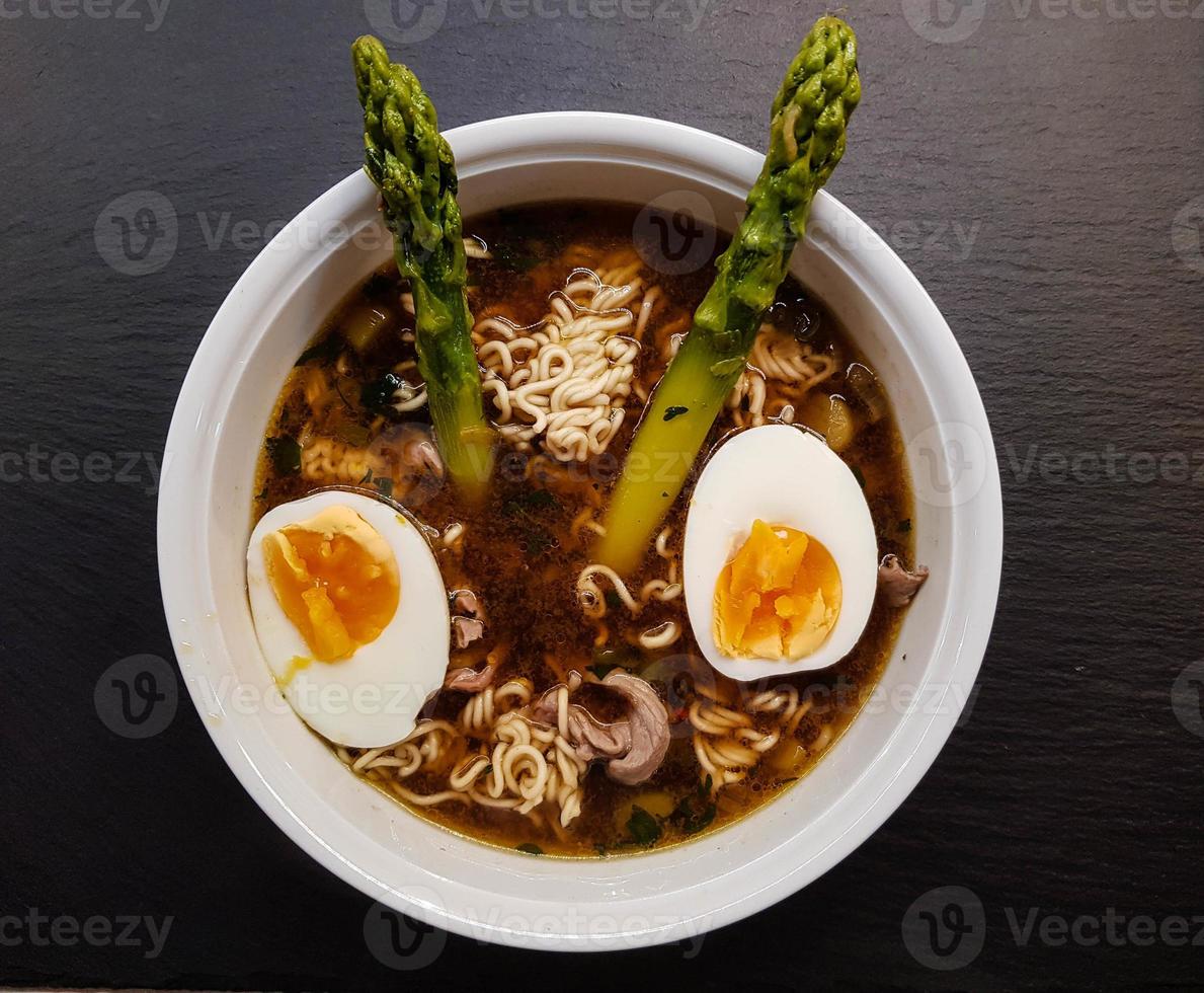 sopa de ramen japonesa foto