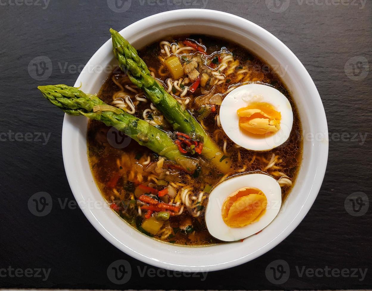 sopa de ramen japonesa foto