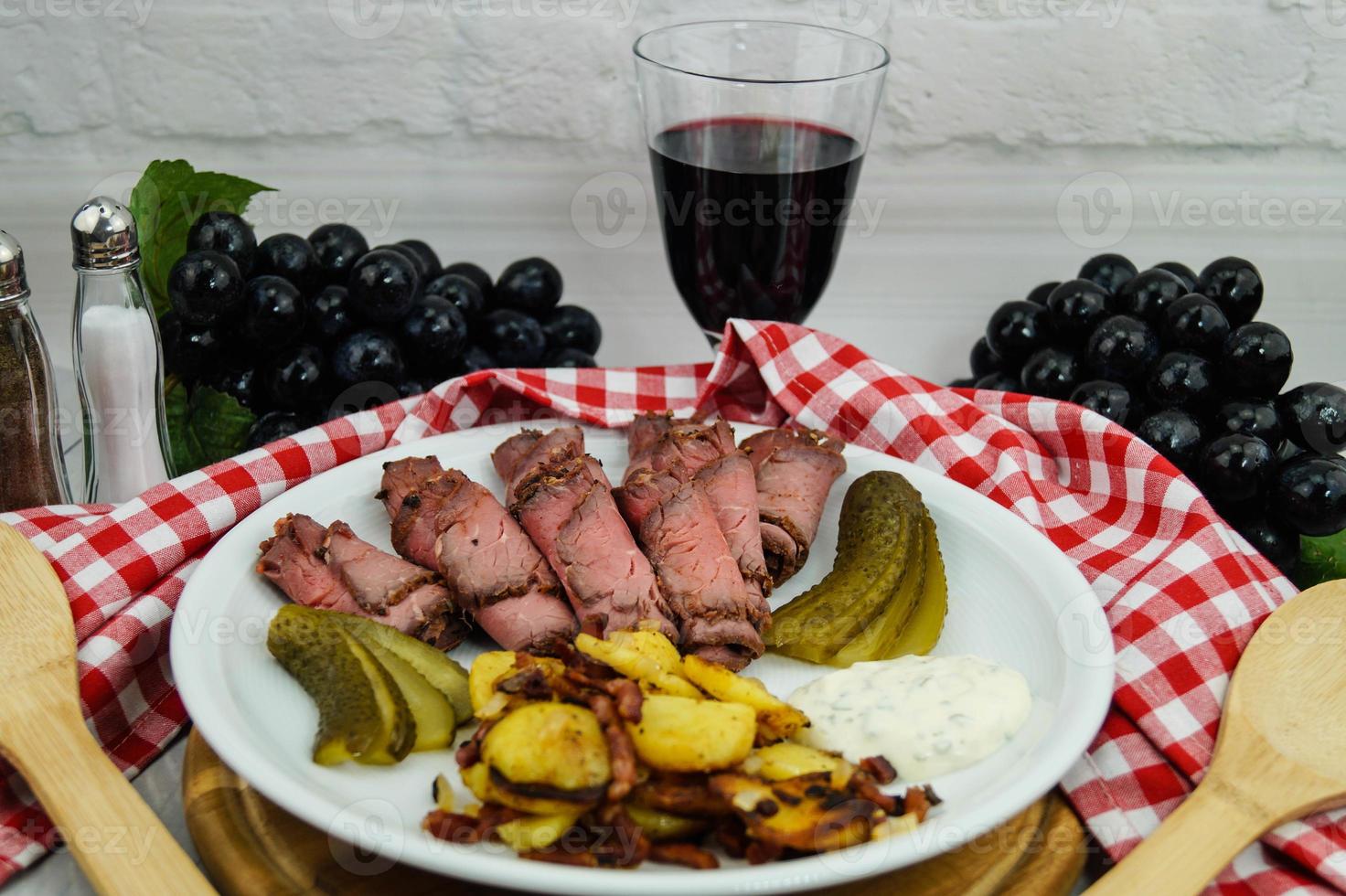 Roast beef with fried potatoes and remoulade photo