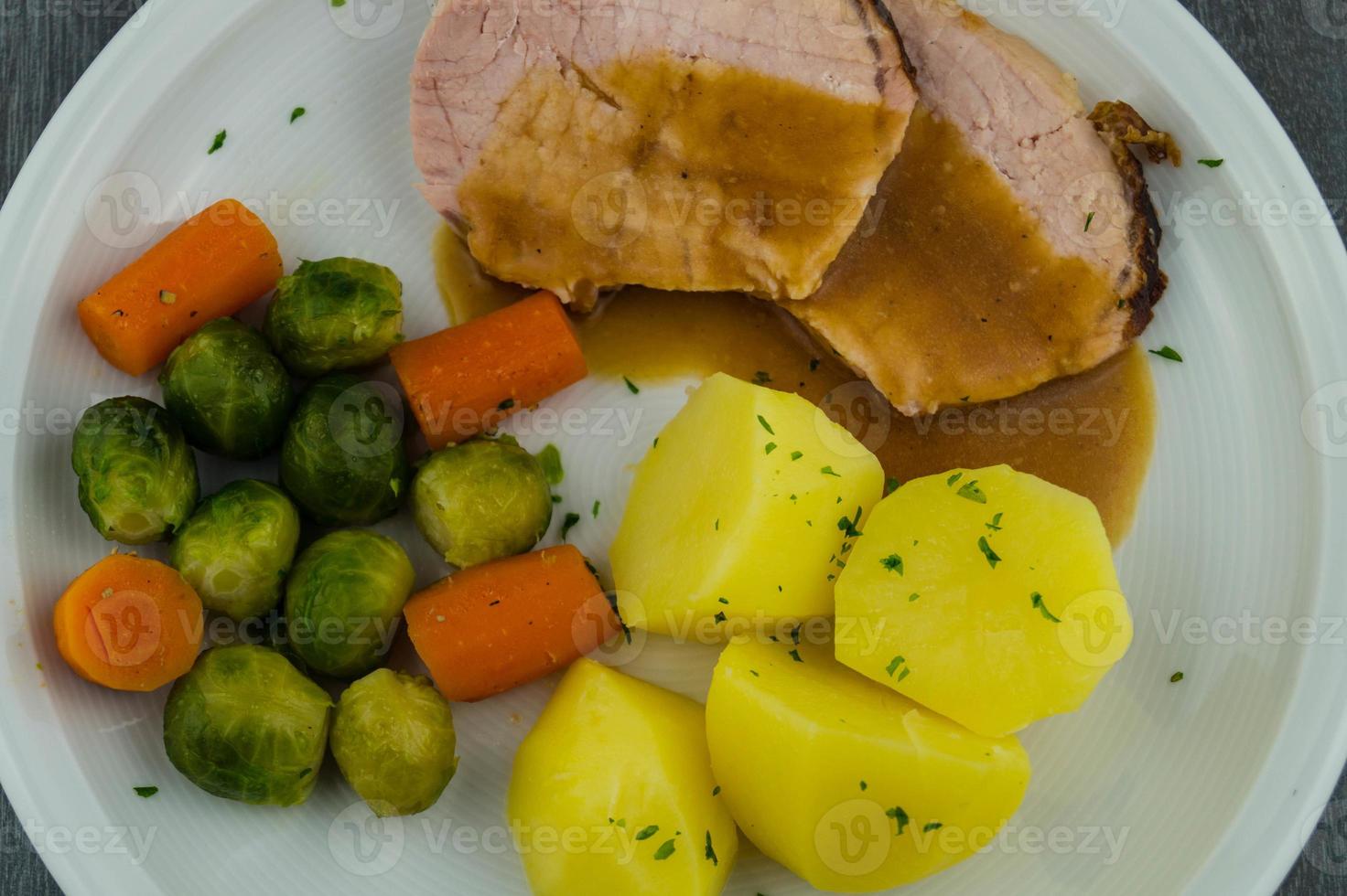 Comida tradicional alemana de cerdo ahumado con coles de Bruselas foto