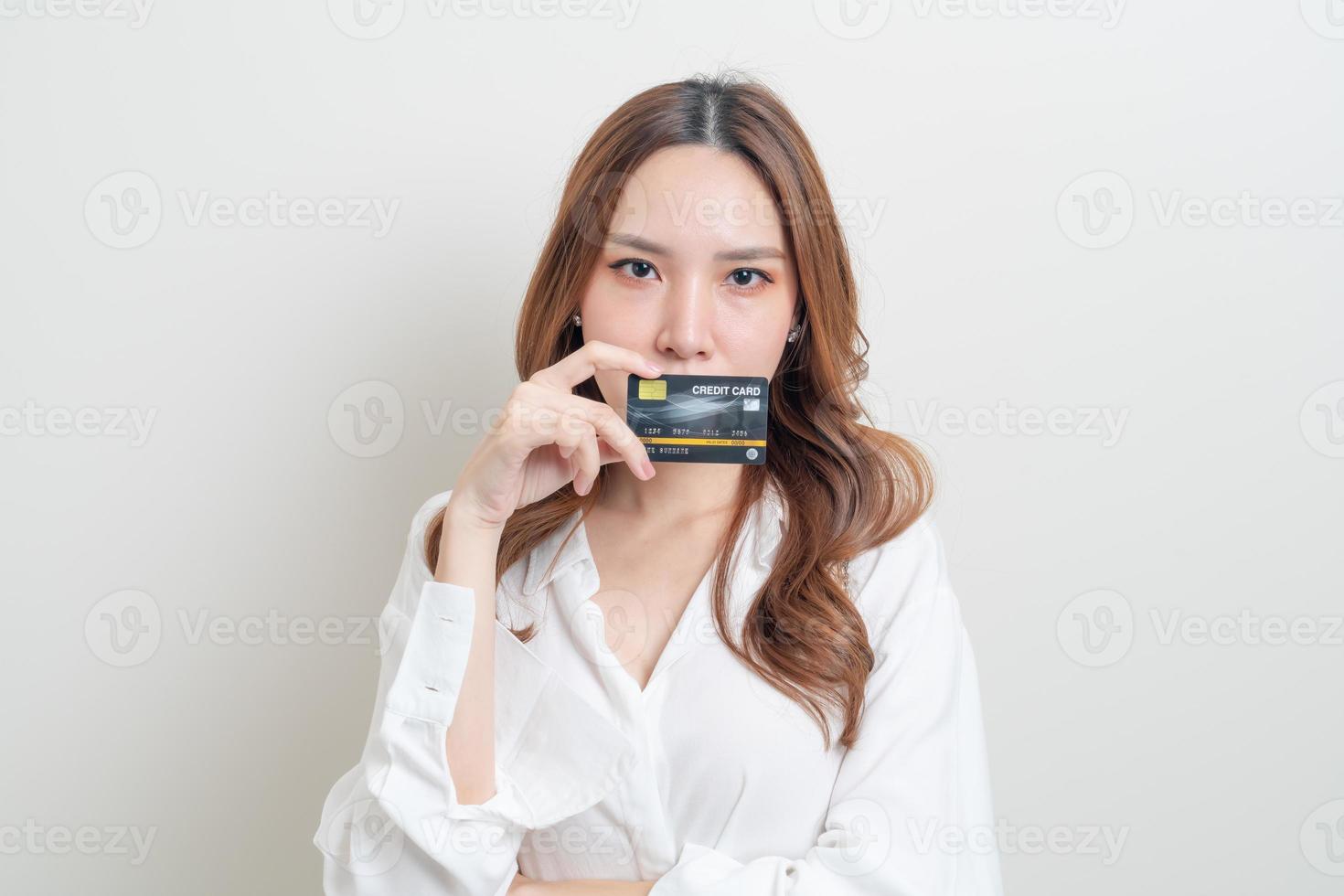 mujer asiática, tenencia, tarjeta de crédito foto
