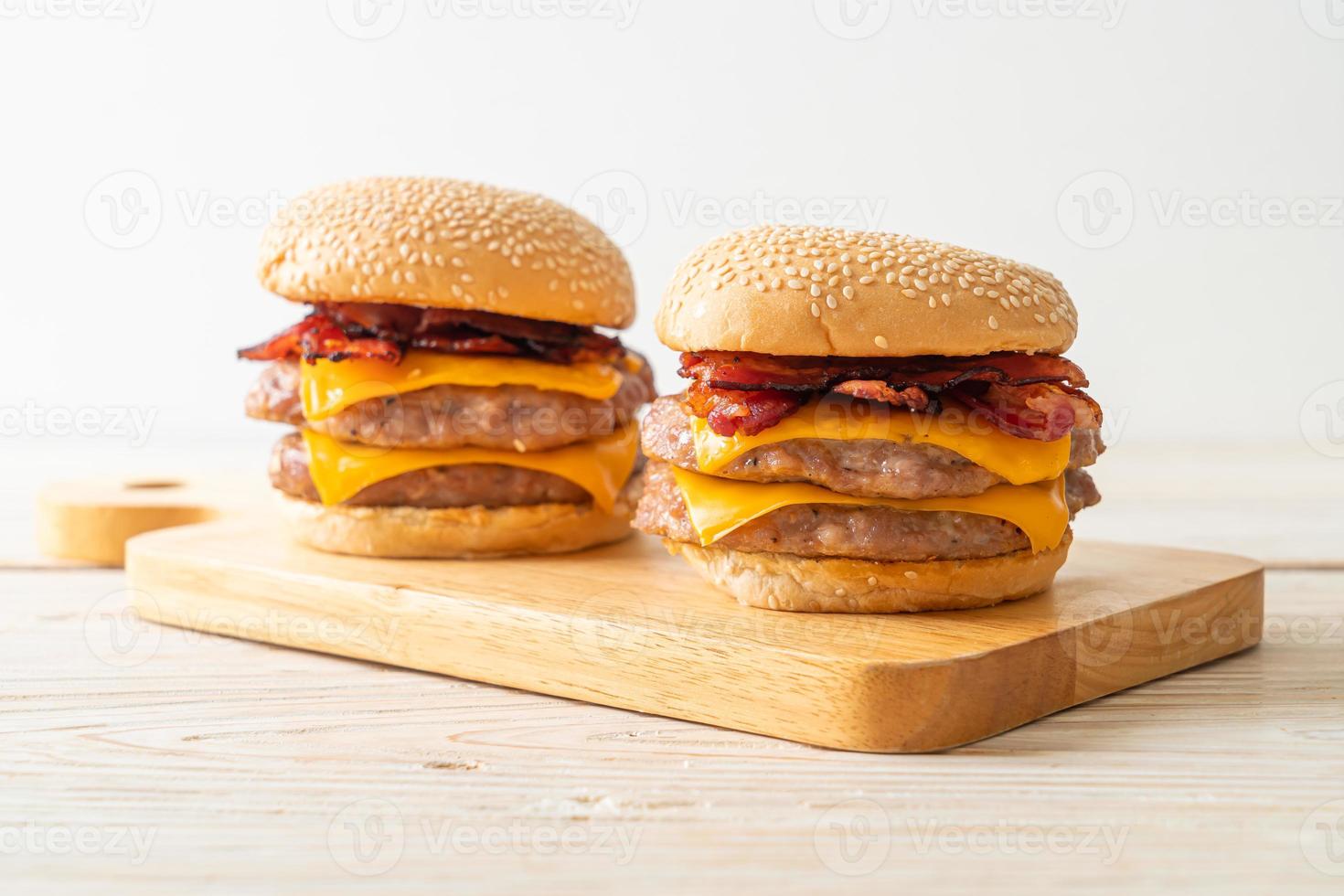 hamburguesa de cerdo con queso y tocino foto