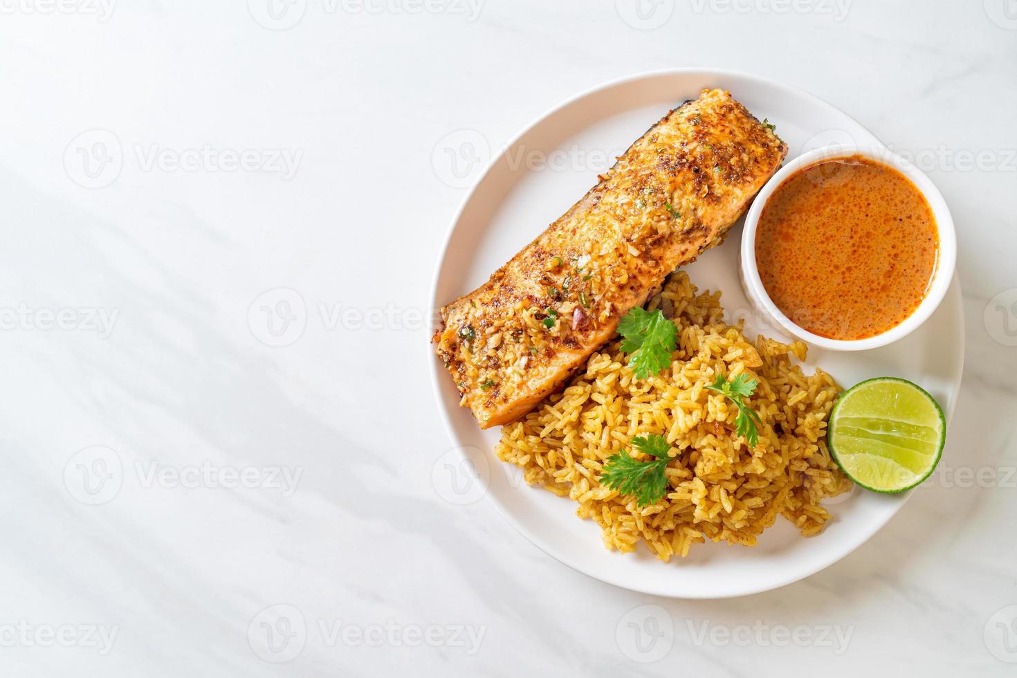 arroz masala con tandoori de salmón foto