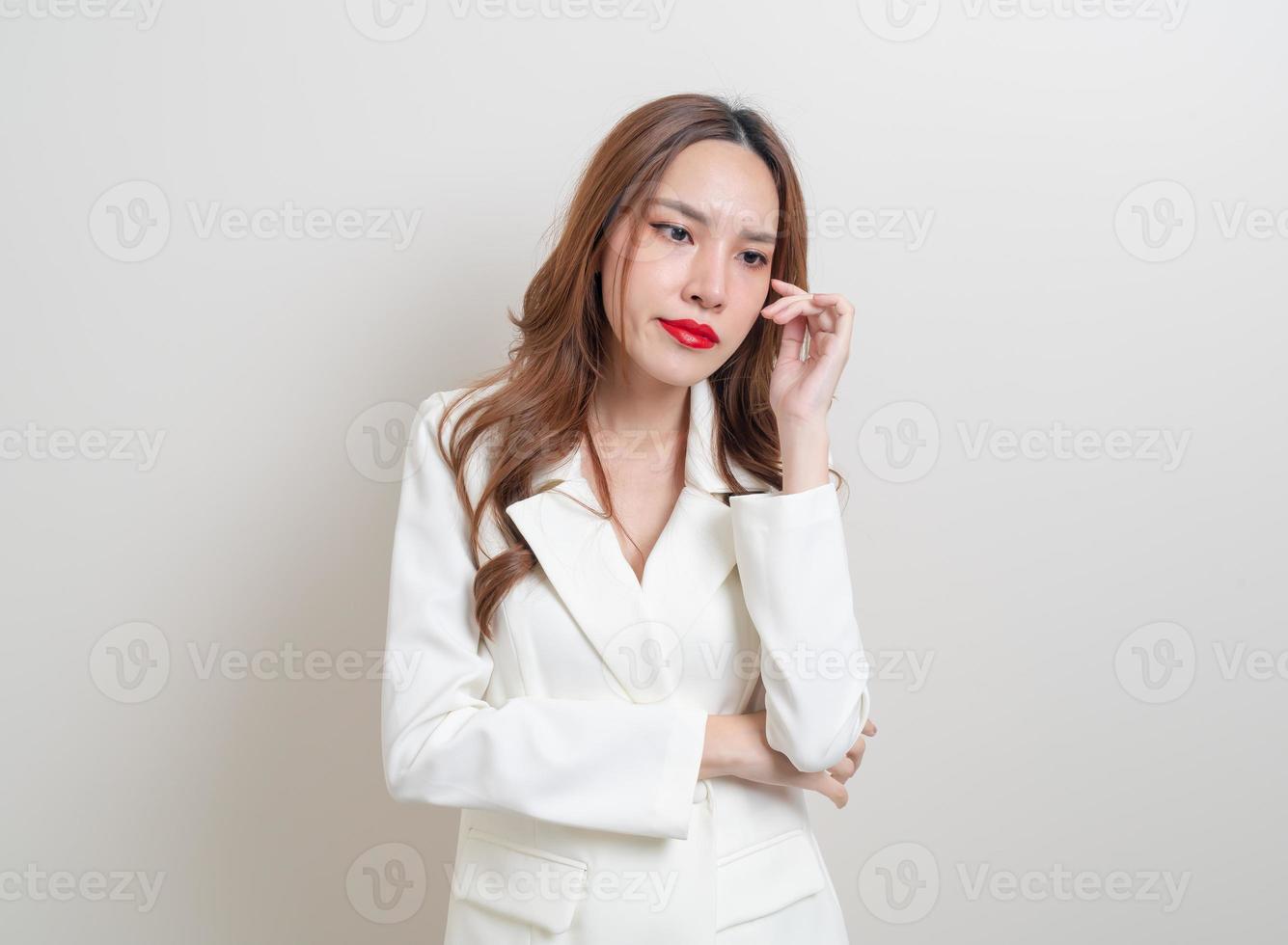 Retrato de una bella mujer enojada, estresada, preocupada o quejándose foto