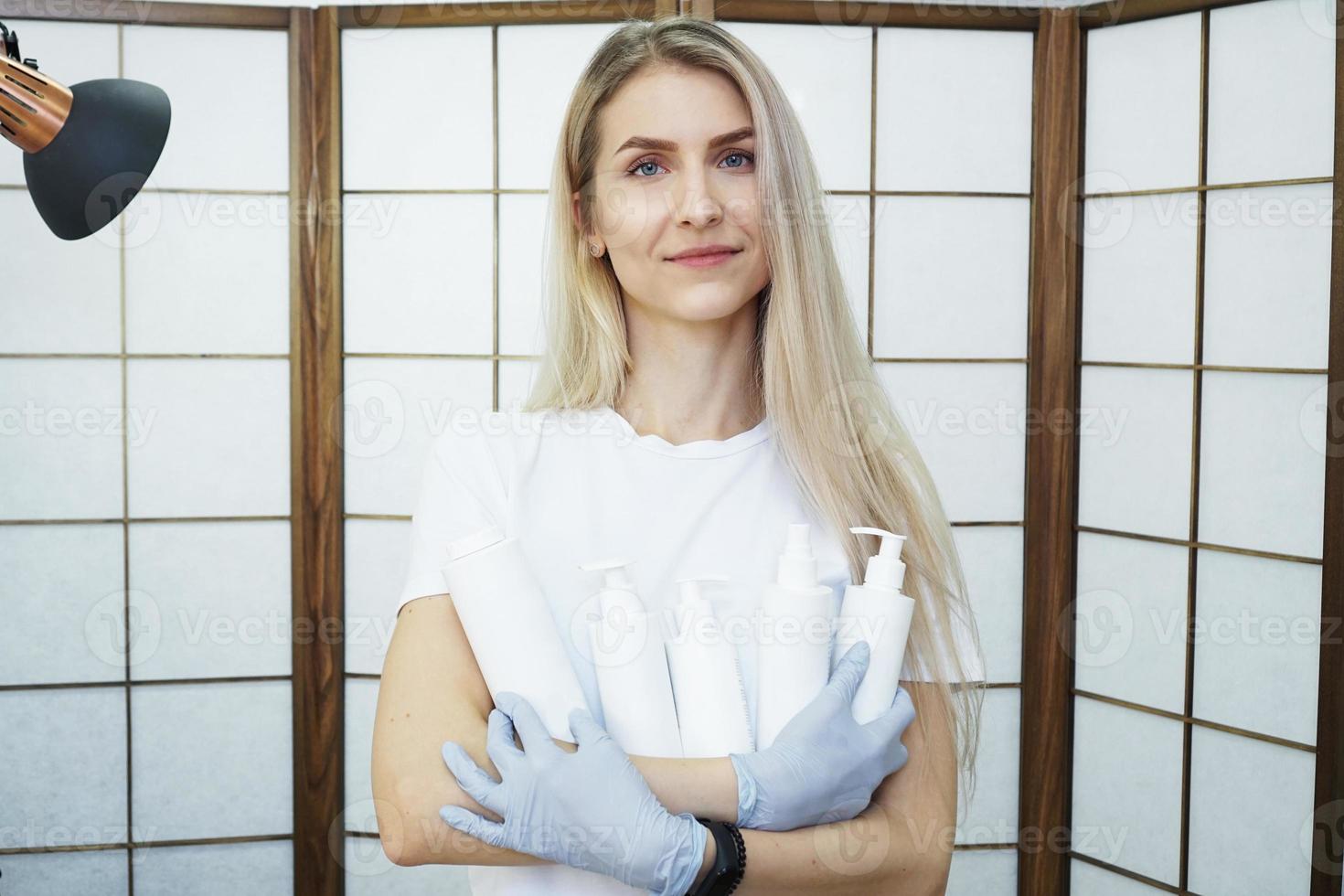 Master holds set of cosmetics - Beautiful woman photo