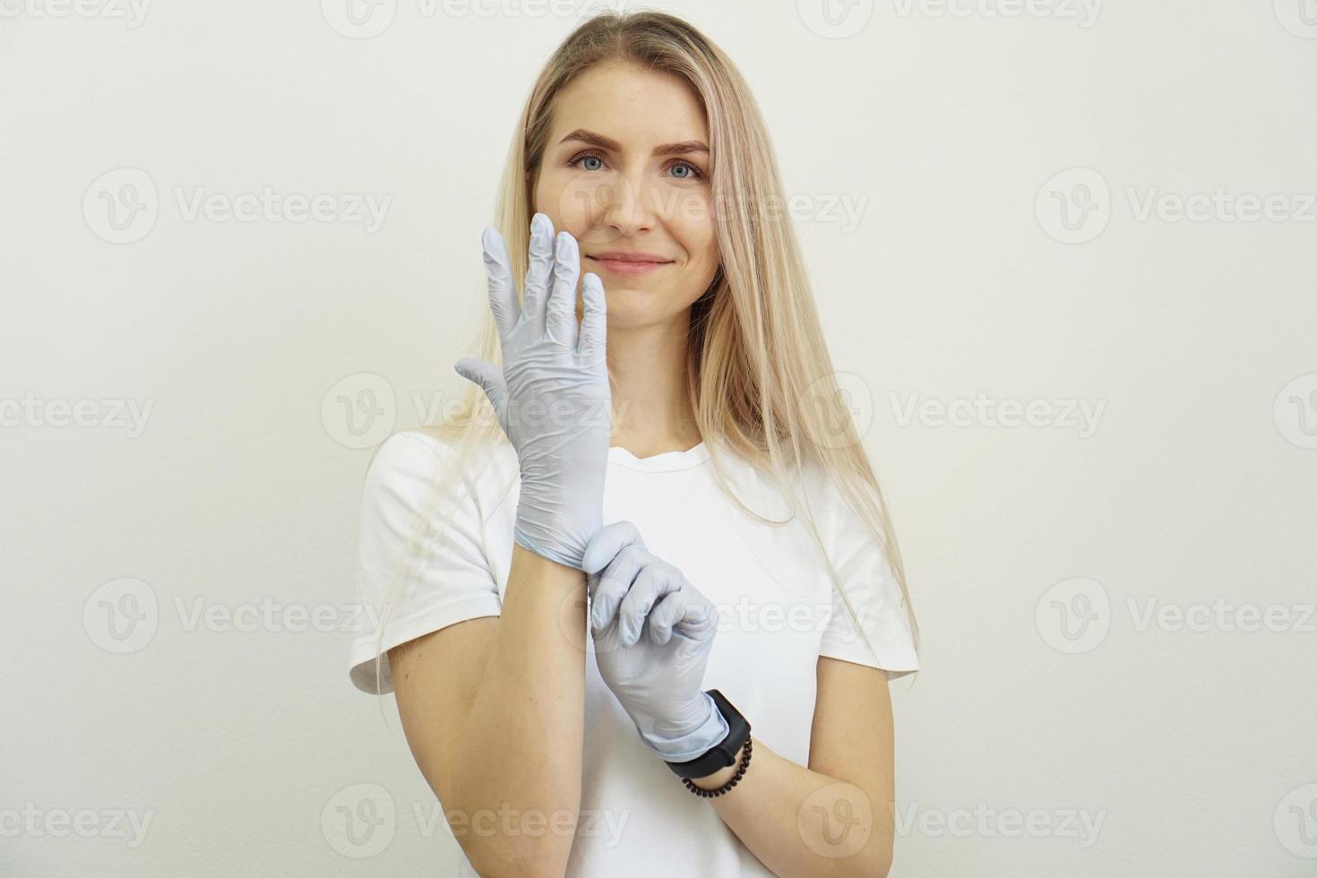 joven hermosa enérgica se pone guantes. foto