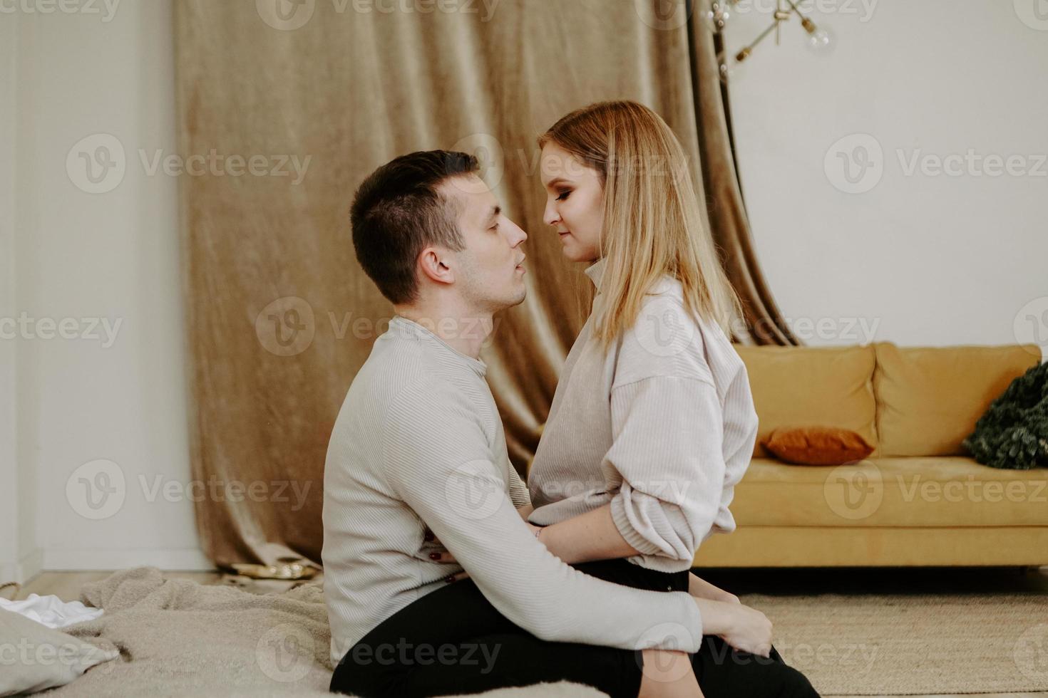 primer plano, retrato, de, un, hermoso, pareja joven, abrazos, en cama, en casa foto