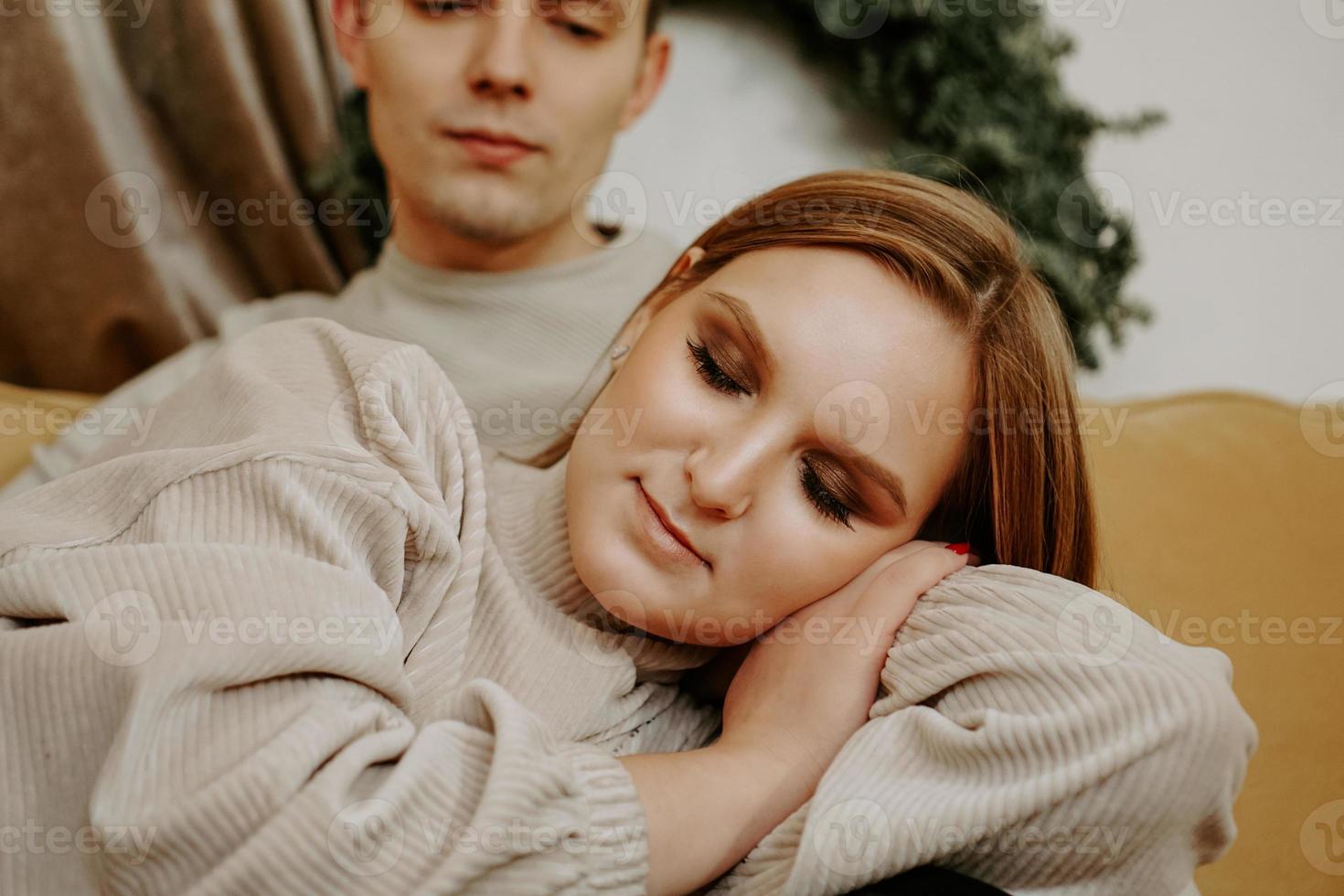 Foto de mujer durmiendo sobre las rodillas del hombre