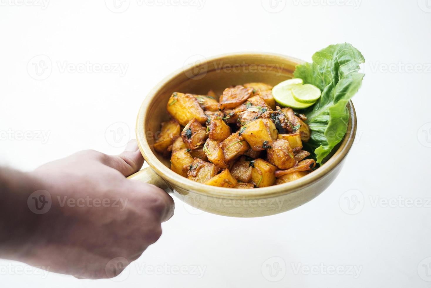 Batata harra libanés del medio oriente picante ajo frito hierba patata bocadillos foto